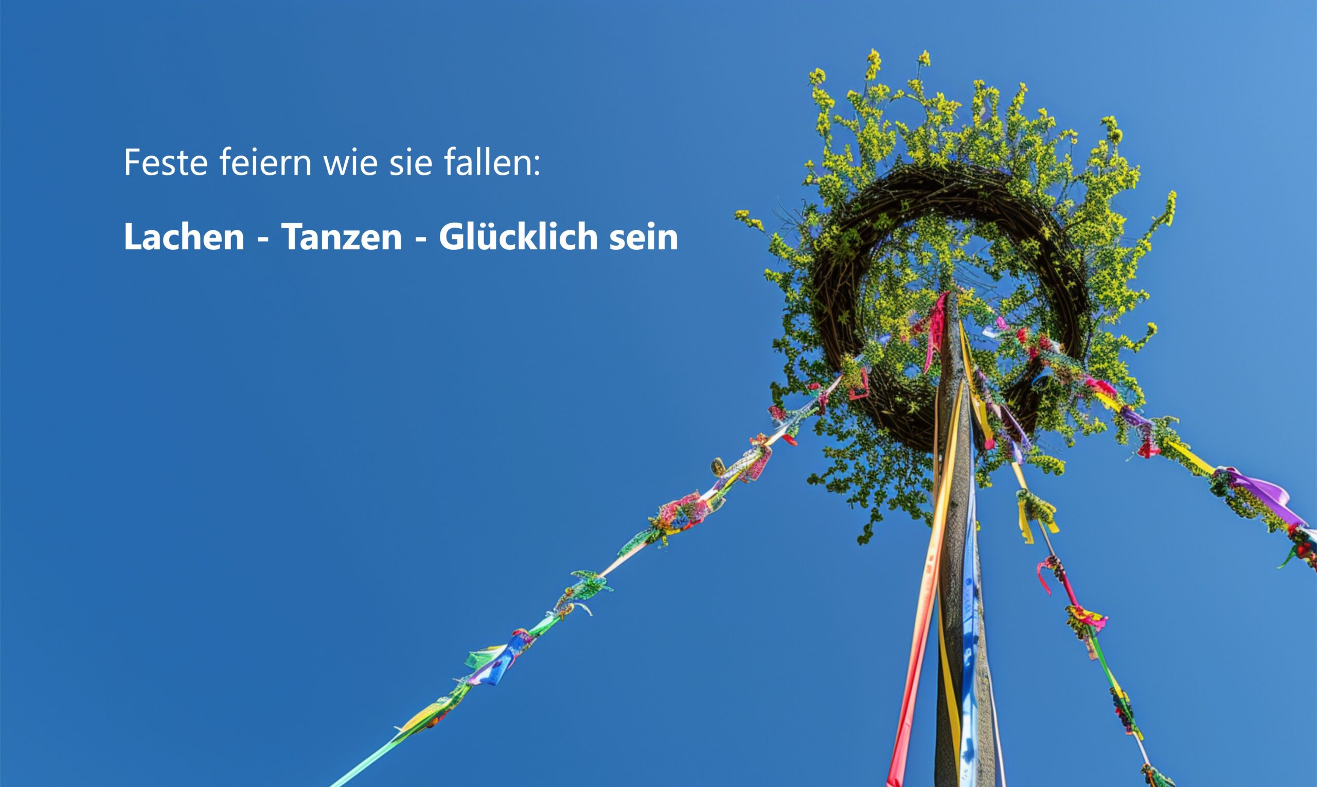 Maibaum-Text Maibaumkrank mit dem Text an der linken Seite: Feste feiern wie sie fallen: Lachen - Tanzen - Glücklich sein